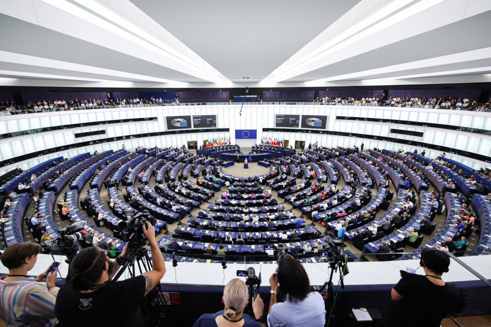 Nagovor predsednice Evropske komisije Ursule von der Leyen, videti je celoten Evropski parlament in spredaj novinarje in fotografije, ki od daleč fotografirajo predsednico