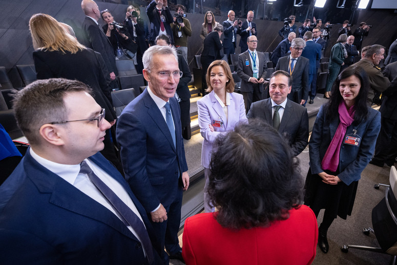 Jens Stoltenberg, ministrica Fajon in drugi ministri v pogovoru