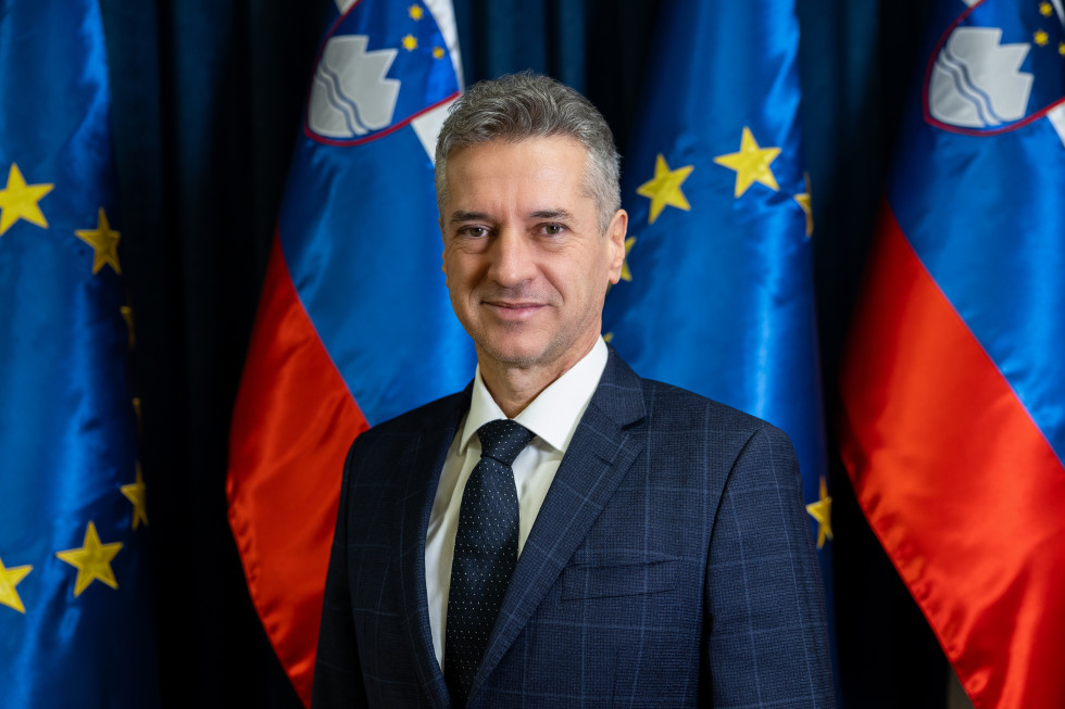 predsednik pred zastavami Slovenije in EU