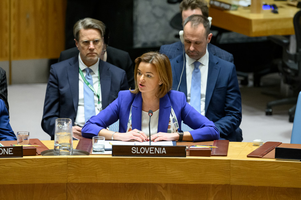 ministrica med nastopom v dvorani Varnostnega sveta
