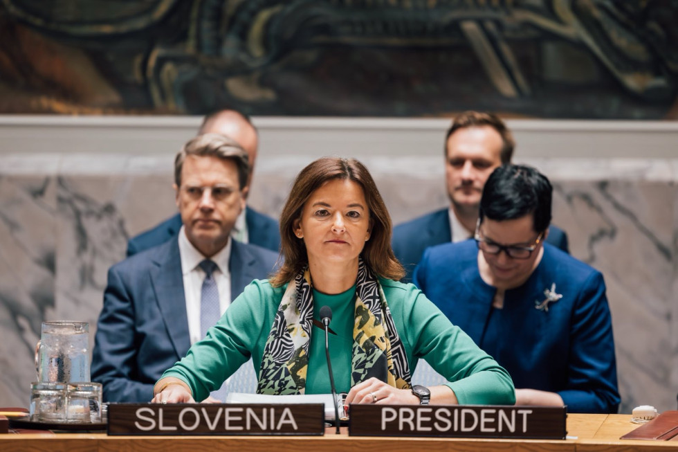 ministrica govori na zasedanju