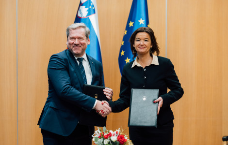 e84f23af 017f 4c36 8e03 a6a6a098cc8a (Ministrica in minister se rokujeta, v roki s podpisanim dogovorom)