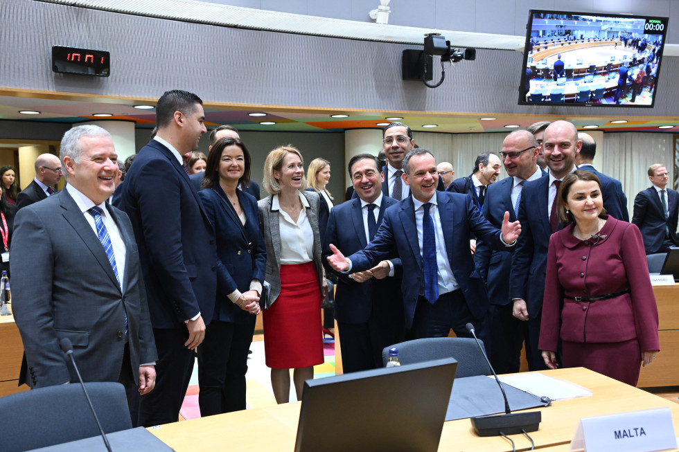 ministri stojijo eden poleg drugega
