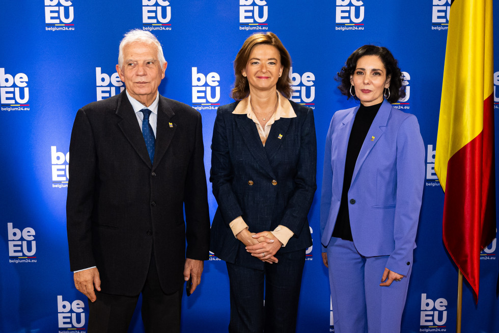 Visoki predstavnik za zunanjo in varnostno politiko EU Josep Borrell, ministrica za zunanje in evropske zadeve Tanja Fajon ter zunanja ministrice Belgije Hadja Lahbib, stojijo eden poleg drugega