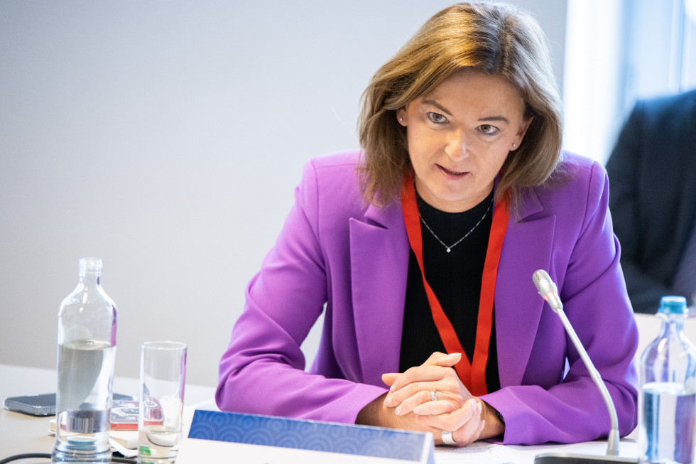 Ministrica Tanja Fajon med nastopom