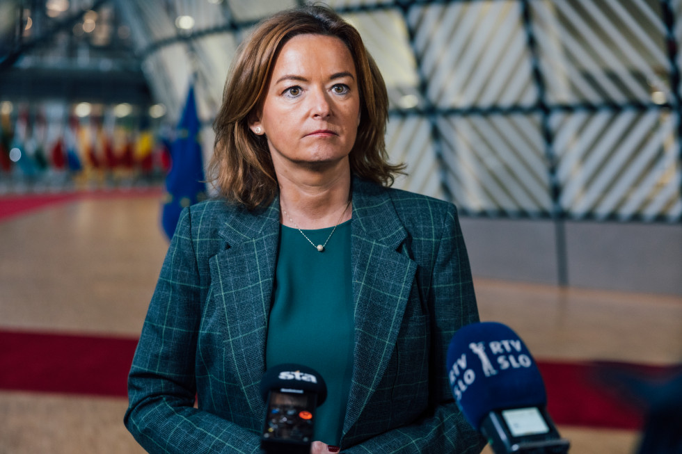 Ministrica za zunanje in evropske zadeve Tanja Fajon med izjavo za medije