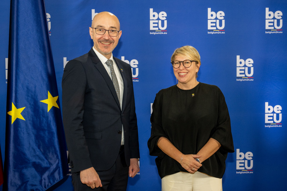 Edvin Skrt in belgijska ministrica za razvojno sodelovanje Caroline Gennez stojita eden poleg drugega