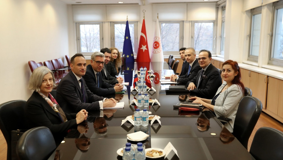 državni sekretar Štucin z delagacijo za omizjem, pogovori s Turki