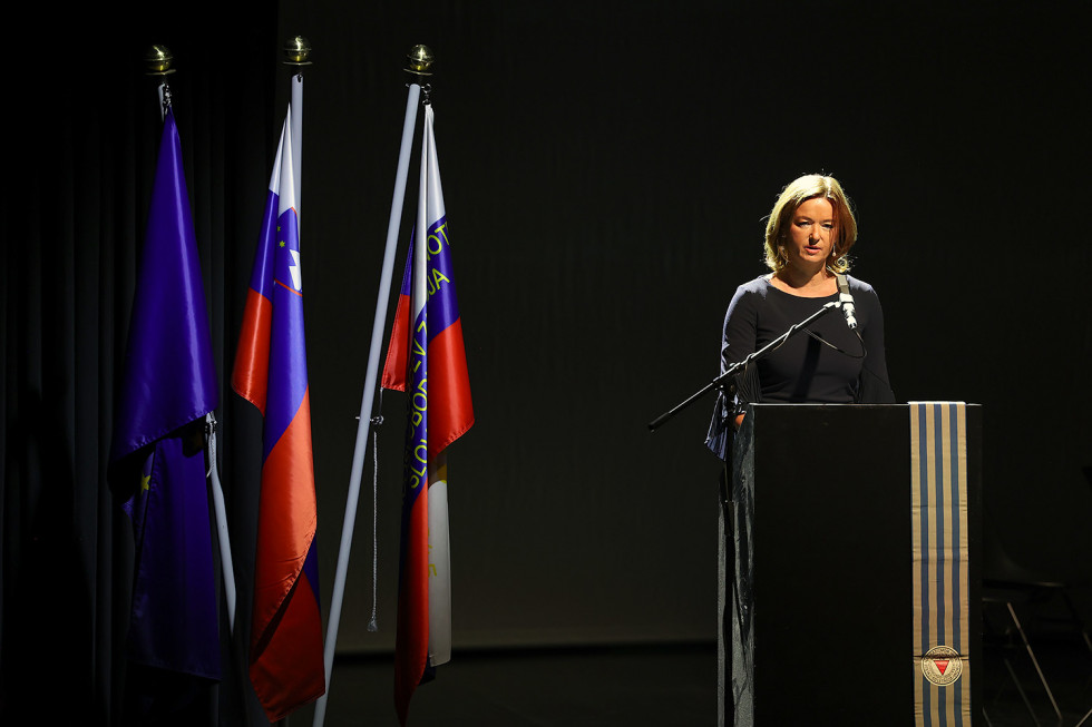 Ministrica Tanja Fajon je bila slavnoMinistrica Fajon med nagovorm na slovesnosti ob mednarodnem dnevu spomina na žrtve hoilokavsta