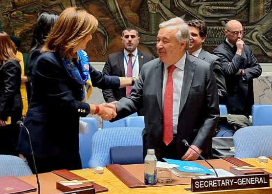 Ministrica Fajon se rokuje z Generalnim sekretarjem OZN Antoniom Guterresem