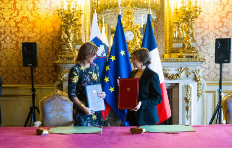 podpis sporazuma 1 (Ministrica Fajon in zunanja ministrica Francije Catherine Colonna po podpisu sporazuma, držita dokumenta v rokah)