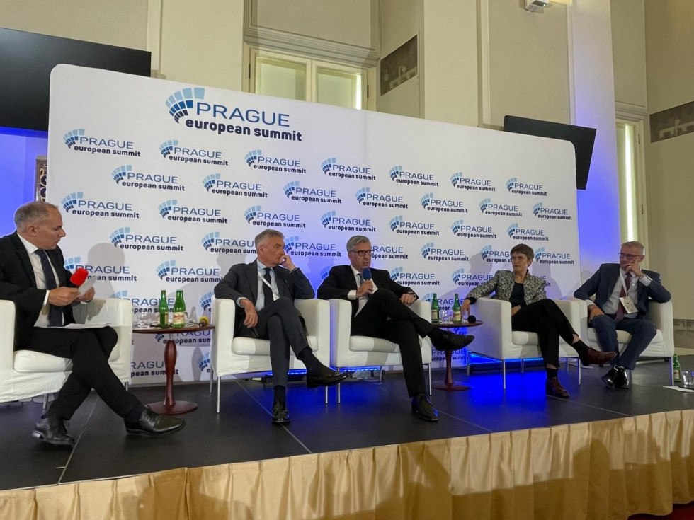oder, v ozdaju pano z imenom konference, Štucin na odru sedi z drugimi govorci