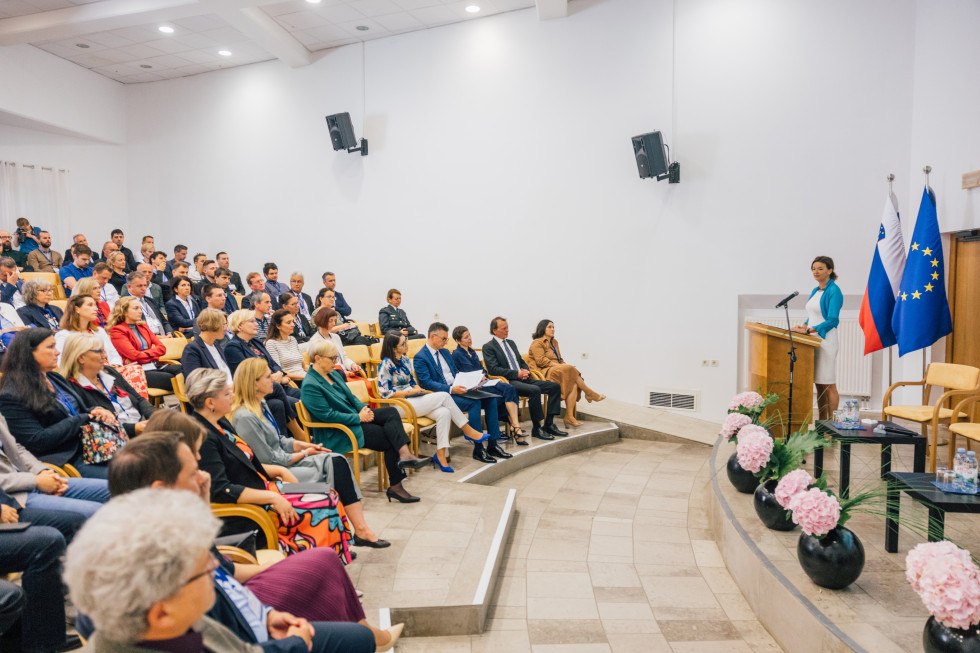udeležnci konference sedijo, ministrica Fajon ima nagovor