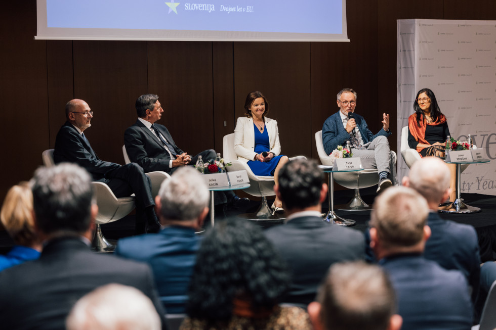 Minister Tanja Fajon in discussion with former MEPs and Commissioner