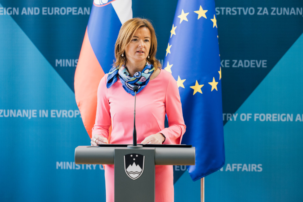 ministrica Fajn za govorniškim pultom