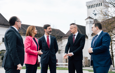 C5 26 3 24 9 (Ministers talking in Ljubljana Castle)