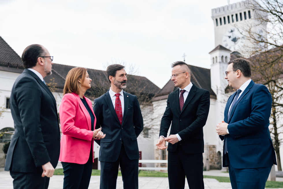 Ministers talking in Ljubljana Castle