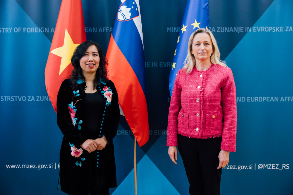 sogovornici stojita pred slovensko, EU in vietnamsko zastavo