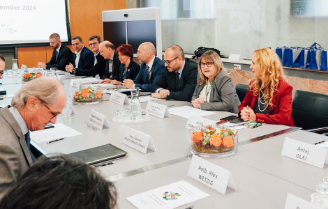 DNEVI LAK 20 11 2024 10 (Udeleženci LAK konference za dolgo mizo. Na mizi tablice z imeni.)