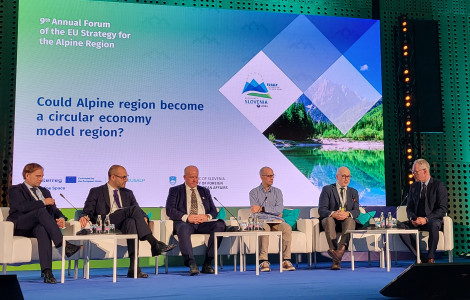 EUSALP Sesum (panelisti sedijo na odru, v ozdaju logo EUSALP)