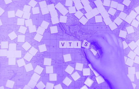 Društvo VTIS (roka iz ploščic s črkami sestavi besedo vtis.)