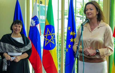 odprtje ambasade (ministrica nagovarja udeleženca ob odprtju veleposlaništva, poleg stoji veleposlanica)