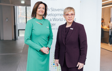 predsednica in Fajon (ministrica in predsednica se rokujeta)