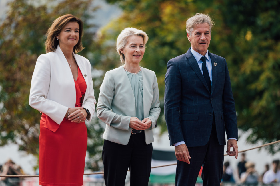 skupinska fotografija pred začetkom Blejskega strateškega foruma, stojijo na rdeči preprogi