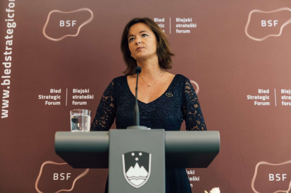 ministrica med nastopom na novinarski konferenci