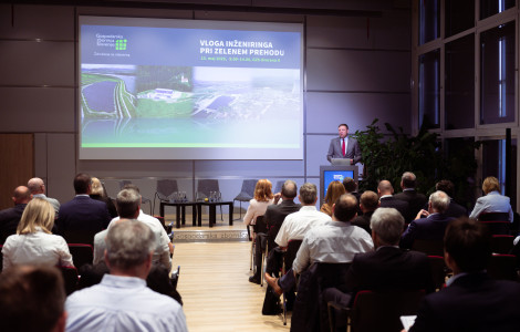 54515281542 10d5a401d0 k (dvorana, velik ekran, predstavitev, poslušalci sedijo)