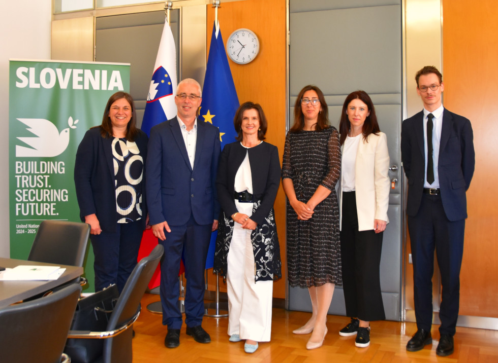skupinska fotografija MZEZ predstavnikov in Slovenske Karitas