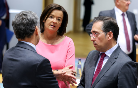 23243a01 70e6 43c9 8157 986102b95c3c (minister speaking in informal meeting)