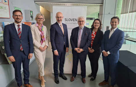 Foto5 (Predstavniki ministrstev in resorjev stojijo eden poleg drugega)