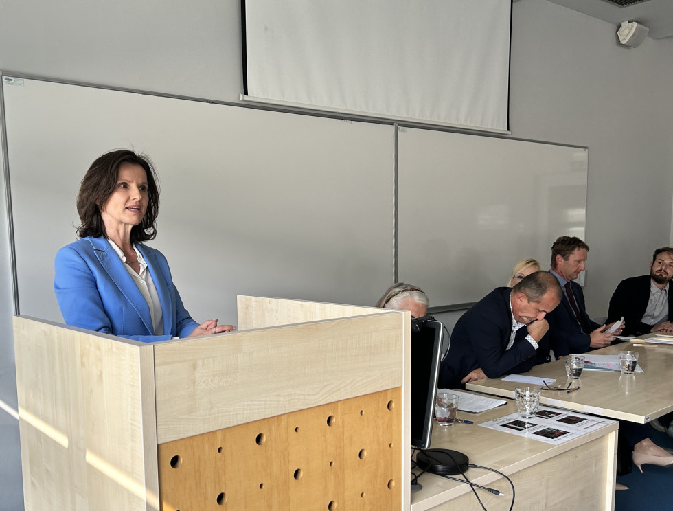 državna sekretarka za govorniškim pultom