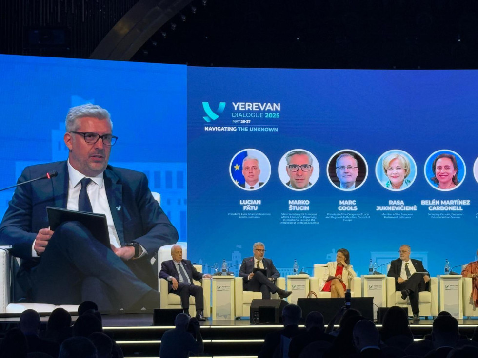 državni sekretar govori na panelu, ostali panelisti sedijo poleg