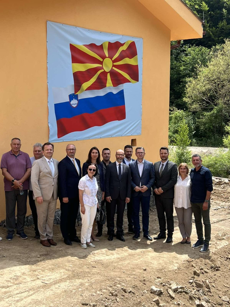 Skupina ljudi pod slovensko in makedonsko zastavo
