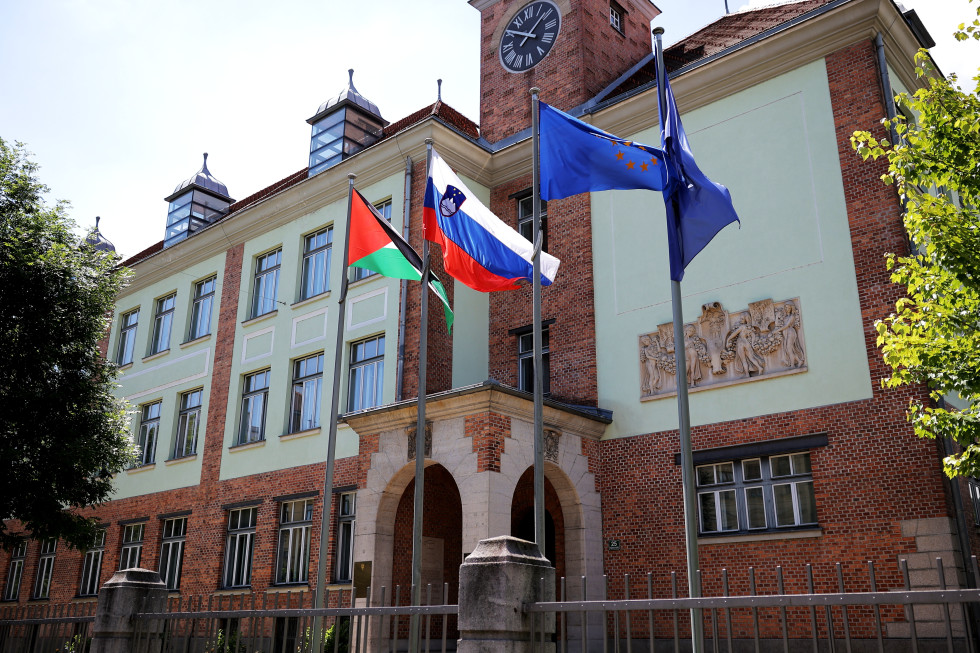 Zastave Palestine, Slovenije in EU pred zgradbo MZEZ
