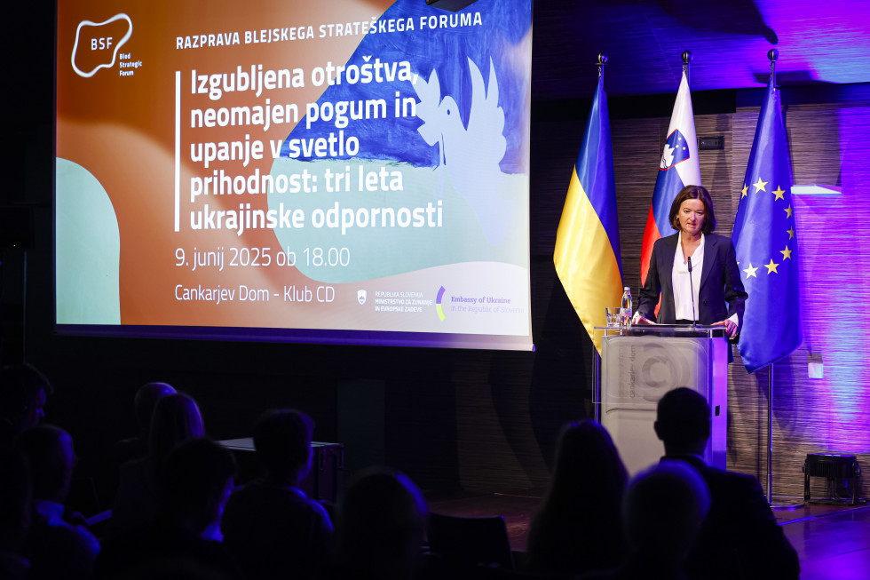 Ministrica pred panojem govori za govornico
