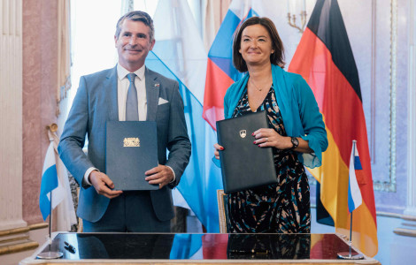 Munchen2 (ministra s podpisanim dokumentom v rokah)
