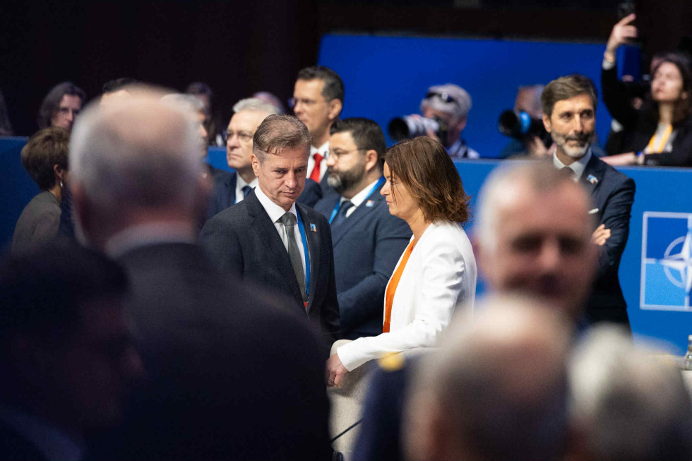 ministrica govori s podpredsednikom vlade dr. Robertom Golobom