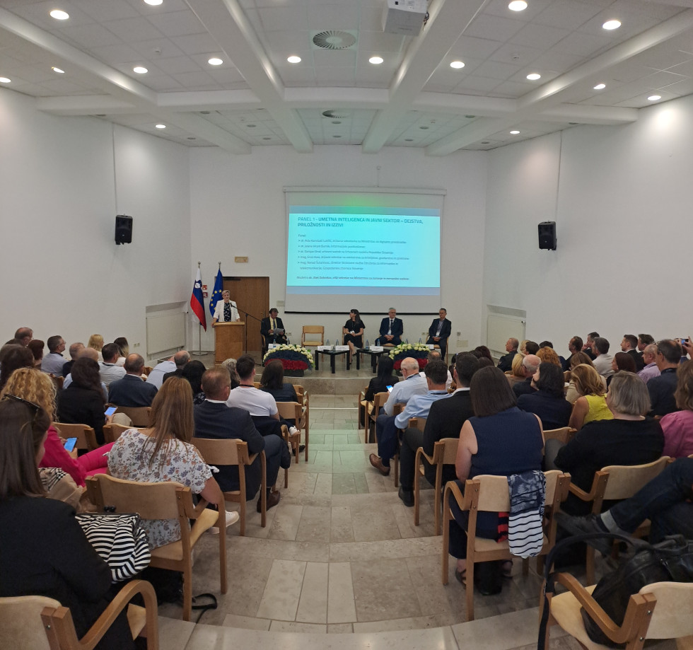 udeleženci poslušajo konferenco