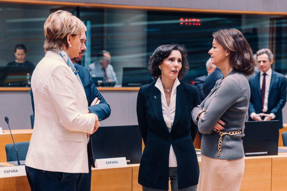 Ministrica se v krogu pogovarja