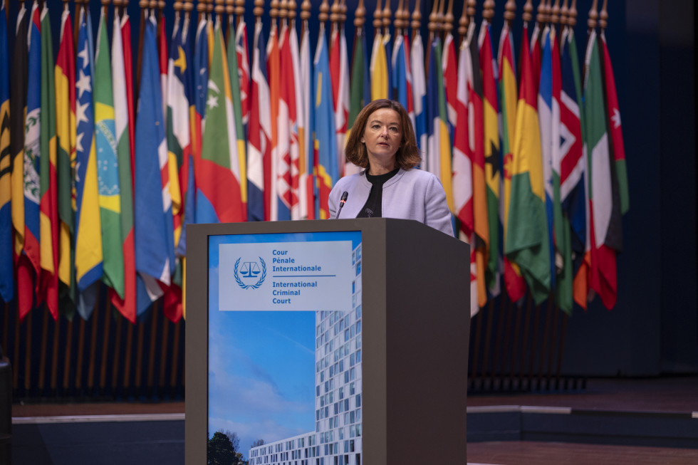 Ministrica na odru pred zastavami