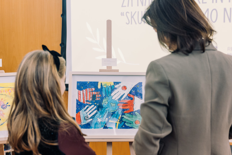 Ministrica si ogleduje nagrajena dela