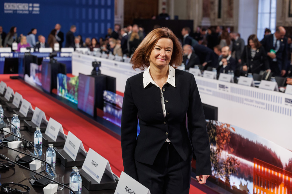 ministrica hodi po dvorani zasedanja OVSE