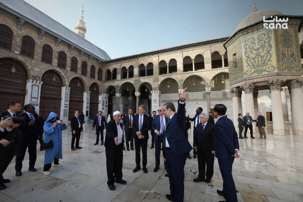 moški stojijo v atriju, stara zgradba, mošeja