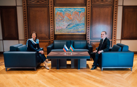 AZARBAJDZAN 17 4 2025 49 (sedita v foteljih, fotografiranje)