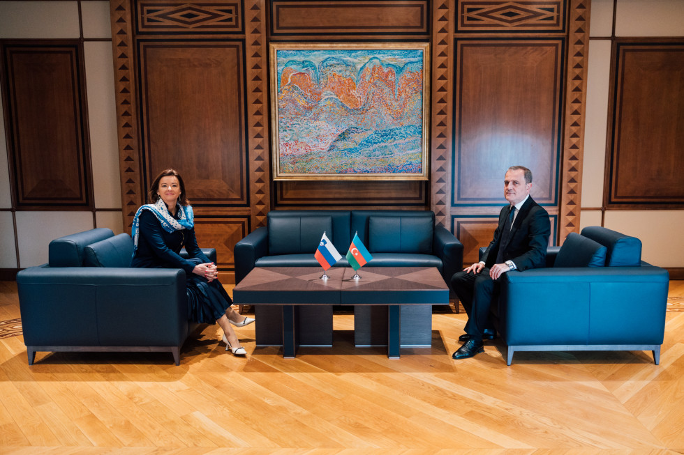 sedita v foteljih, fotografiranje