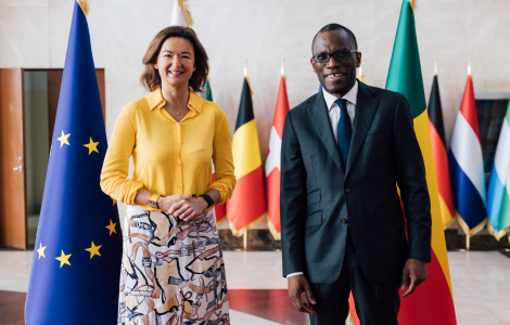 Benin z MZZ (ministra stojita pred zastavami)