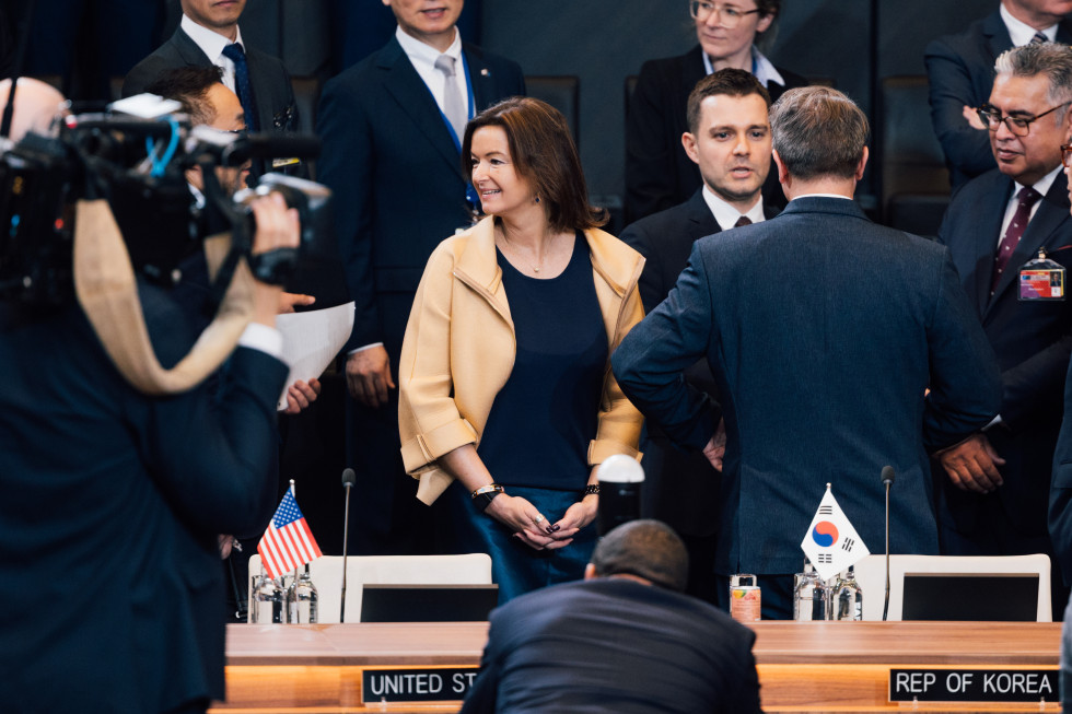 ministrica govori s kolegi zunanjimi ministri pred začetkom zasedanja